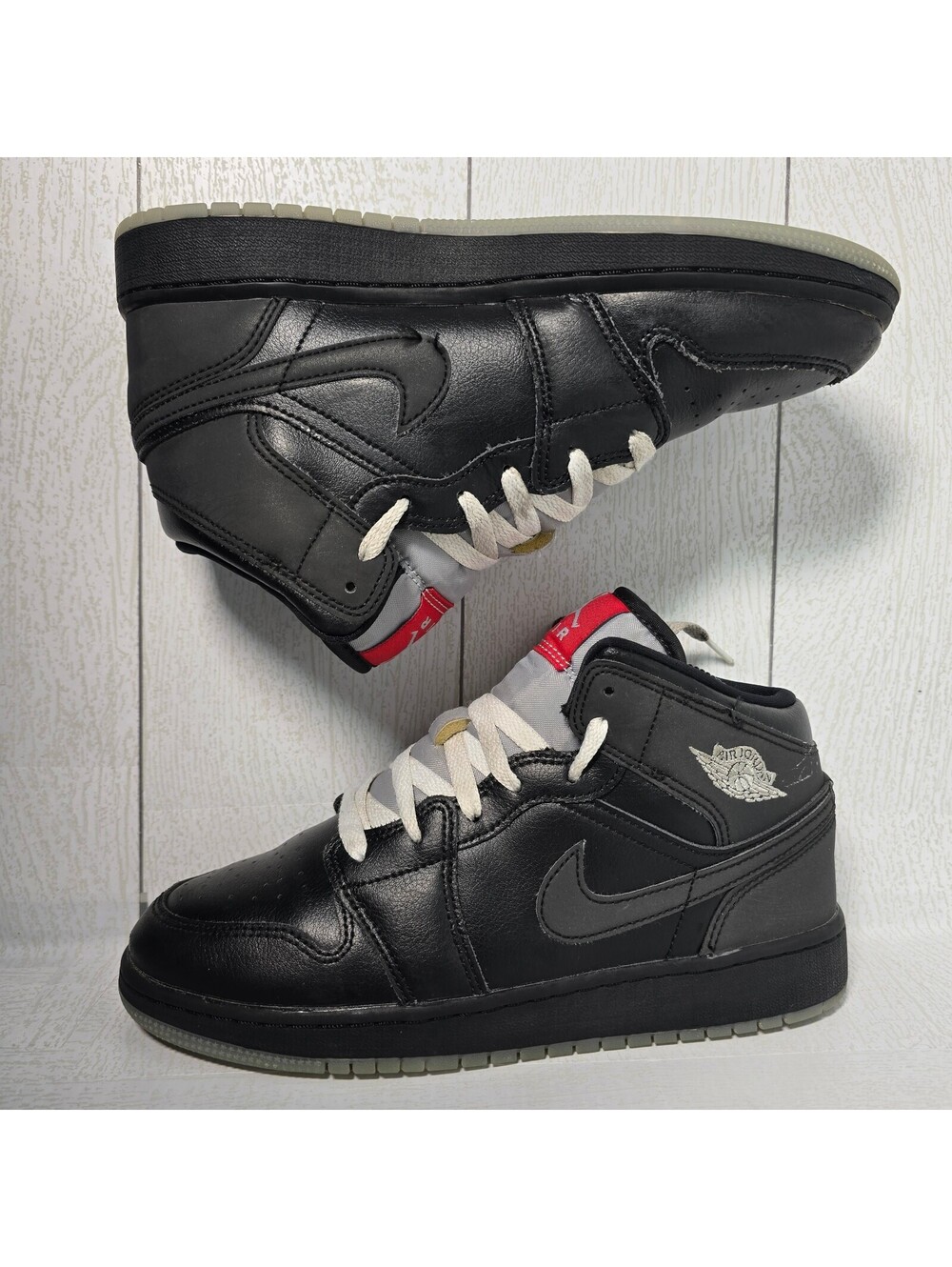 Air Jordan 1 Mid SE GS Size 6Y Black Metallic Wolf Grey HV5180-010